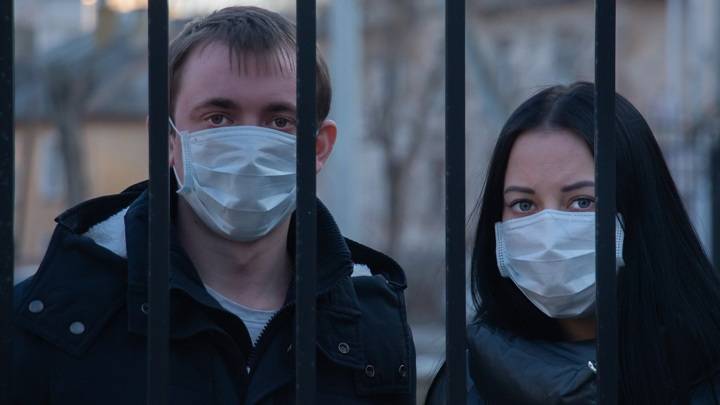 Все герои носят маски: какие эффективнее защищают от инфекции?