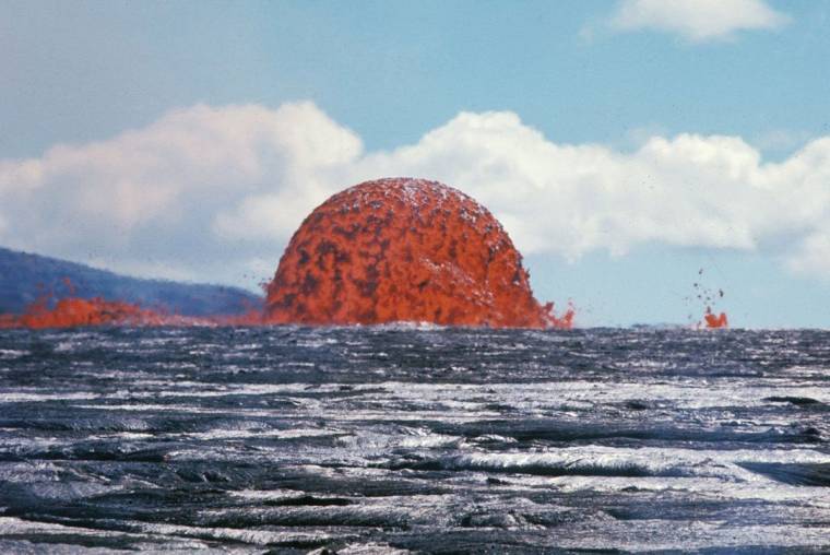 Гигантский пузырь лавы из вулкана Килауэа: архивное фото — National Geographic Россия: красота мира в каждом кадре