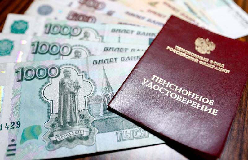 По 10 тысяч рублей к пенсии за стаж 20-25 лет в 2022 году: кто получит